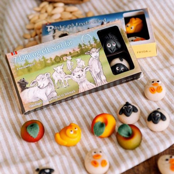 Hovedbilde Frida marsipan, 7 lam og et sort får. 120 gram