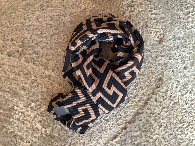 Randi plissè scarf